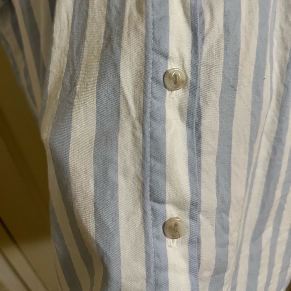 (✨ 3 for $15) Striped short sleeve button up shirt - Picture 4 of 5